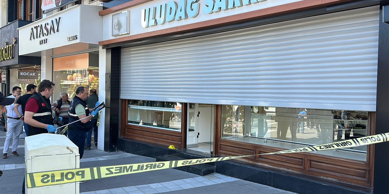 19 yaşındaki genç kuyumcuya düzenlediği silahlı saldırıda 2 kişiyi yaraladı