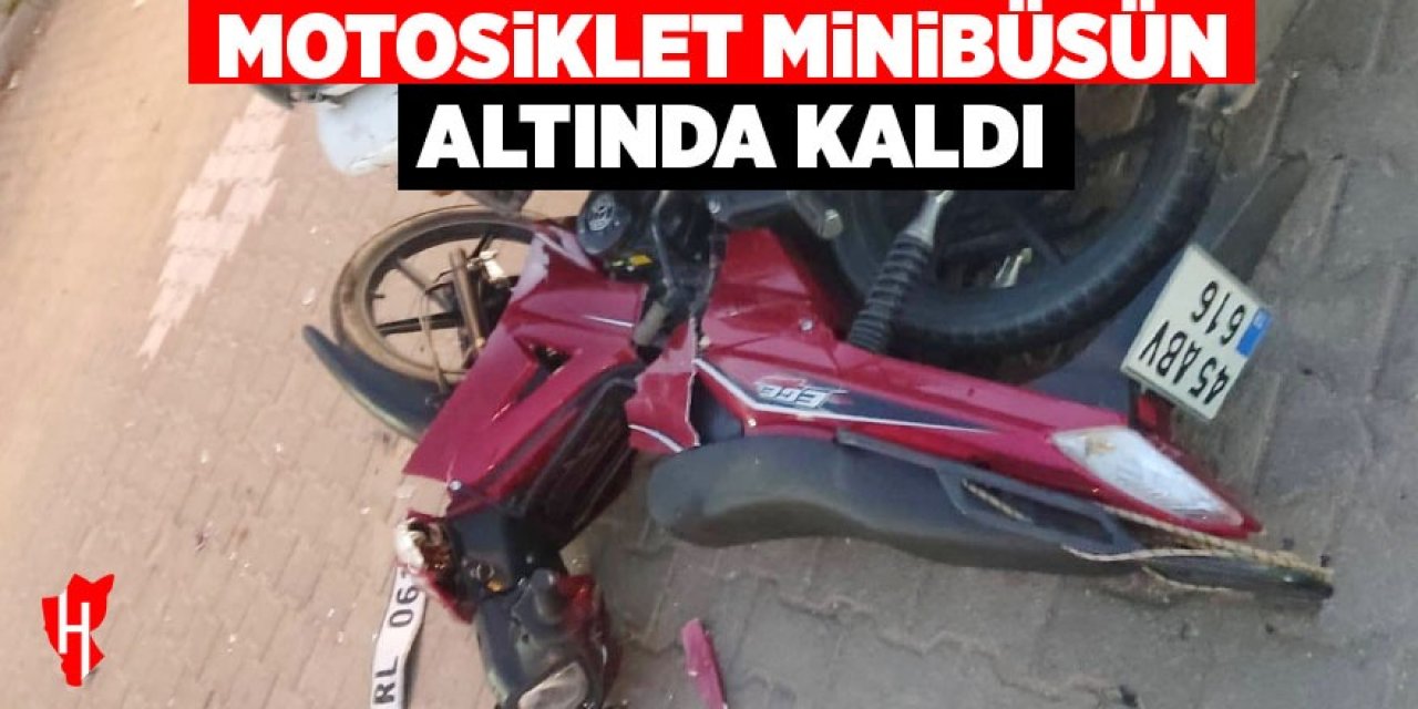 Feci kaza: Motosiklet minibüsün altında kaldı