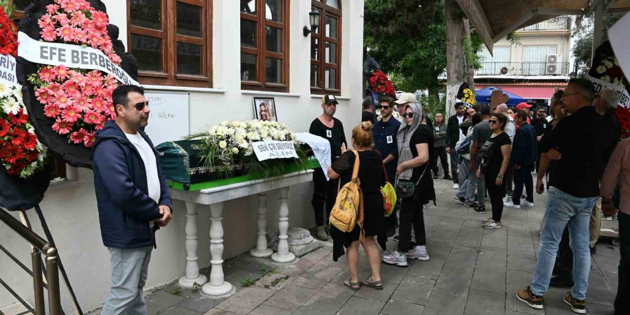 Kansere yenik düşen şarkıcı Şimal, Kuşadası’nda son yolculuğuna uğurlandı