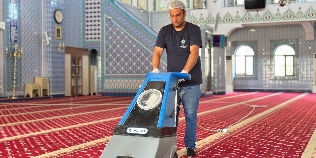 Büyükşehir Belediyesi bayram öncesi camileri temizledi