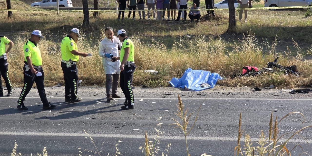 Kamyonet iki motosikletliye çarptı: 1 ölü