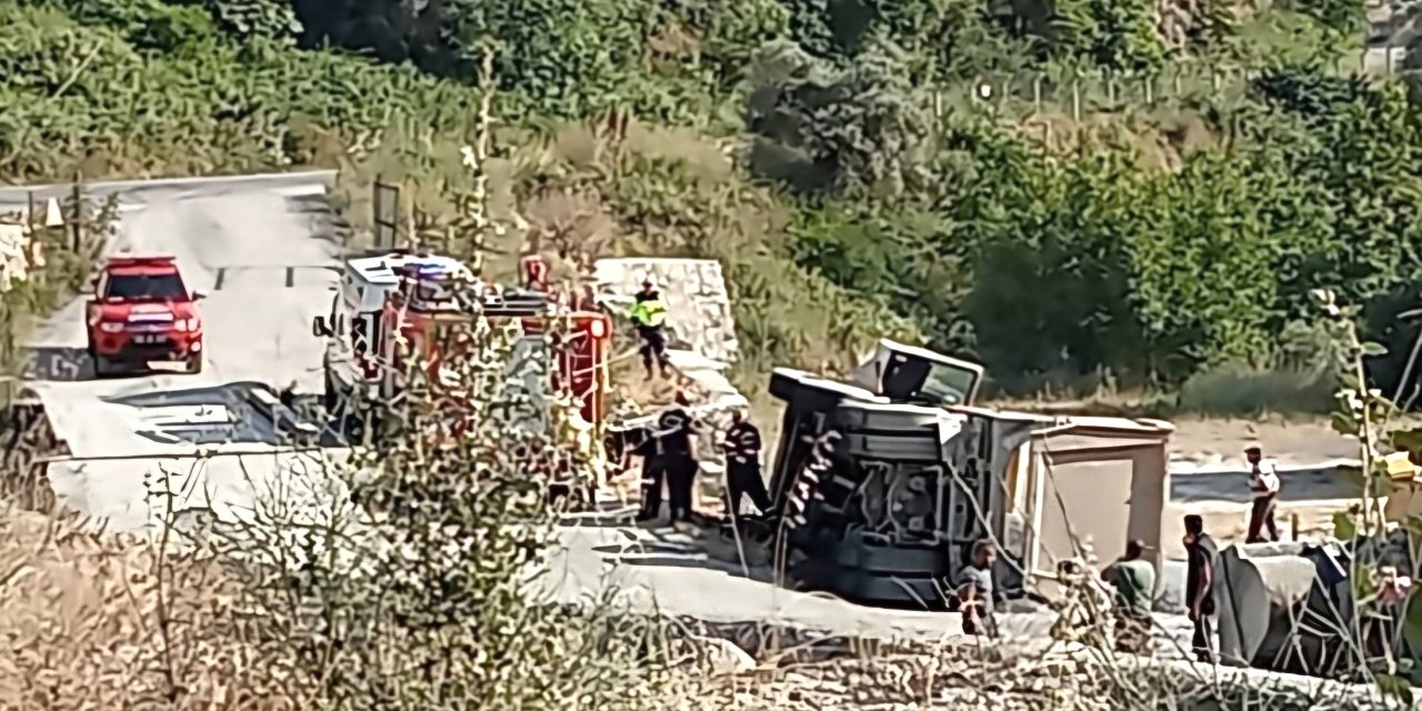 Kum kamyonu devrildi: 1 yaralı