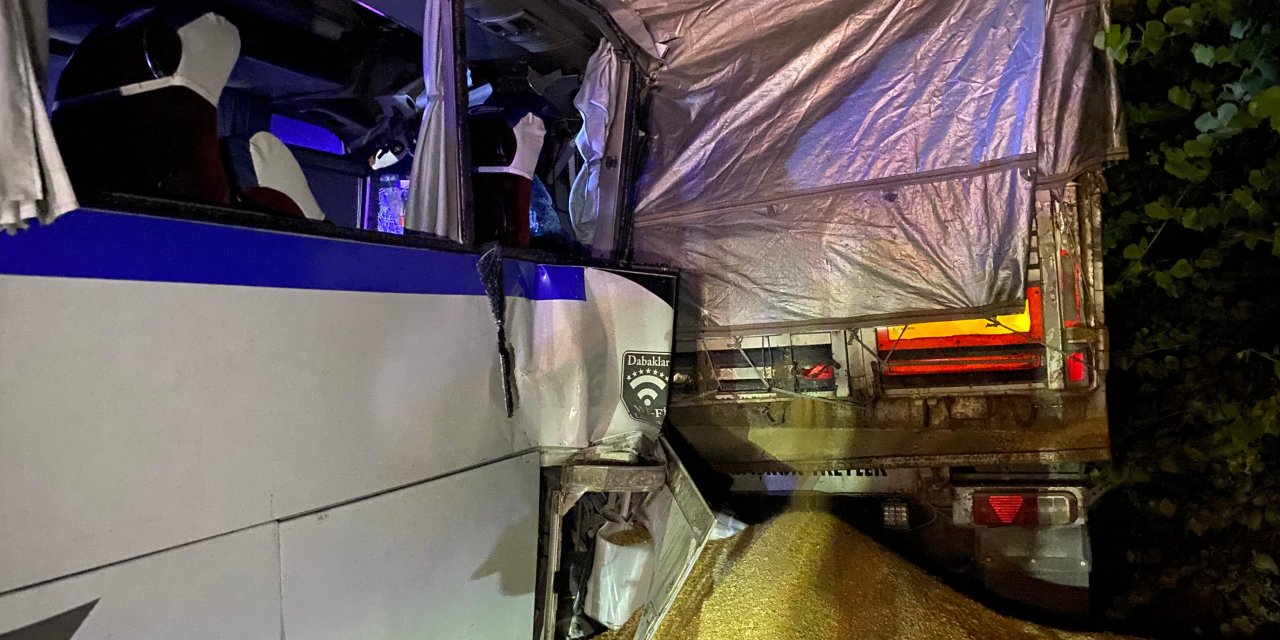 Yolun kenarında duran tıra işçi servisi çarptı