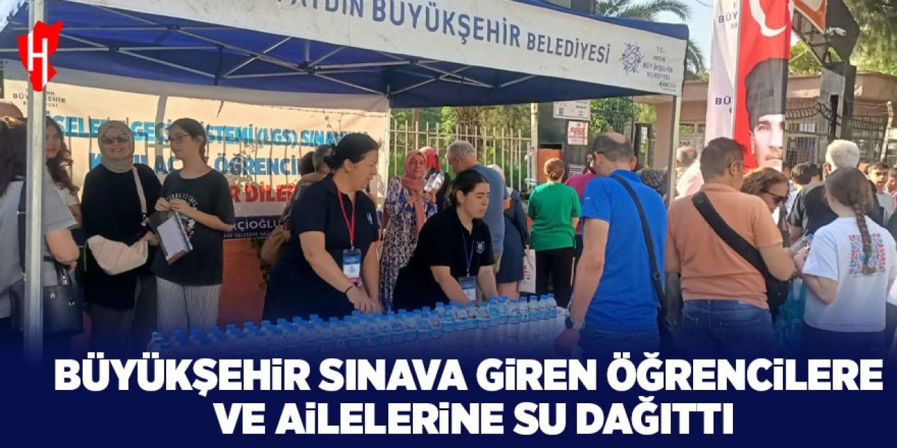 Büyükşehir, sınava giren öğrencilere ve ailelerine su dağıttı