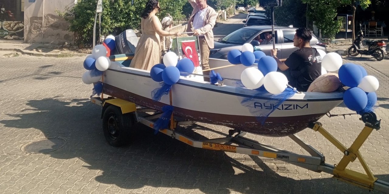 Nazilli’de ihtişamlı sünnet töreni: Tekne sünnet arabası oldu!