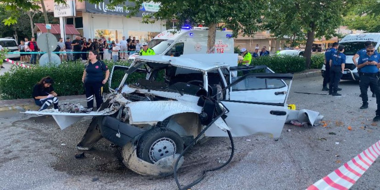 Ağaca çarpan araç hurdaya döndü: 1 ölü, 4 yaralı