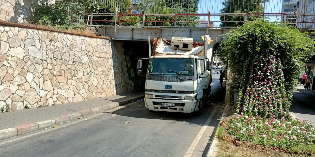Nazilli’de alt geçitte bir kamyon daha sıkıştı