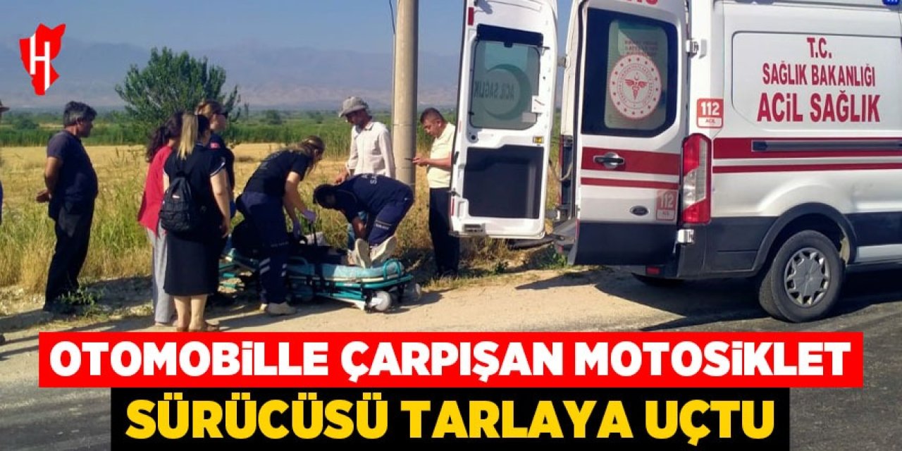 Otomobil ile çarpışan motosiklet sürücüsü tarlaya uçtu