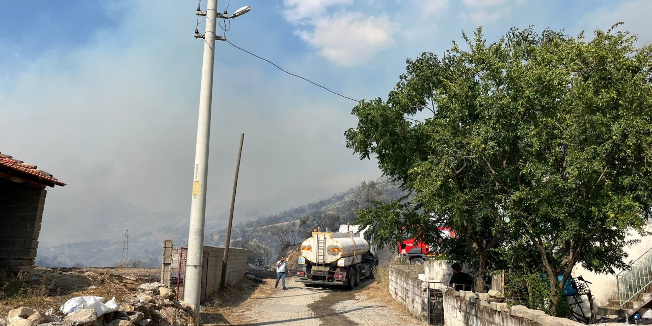 Zirai alanda çıkan yangında, bazı evlerde hasar oluştu