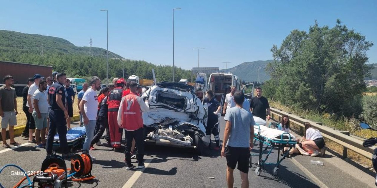 Kamyonla otomobilin çarpışması sonucu: 2'si ağır 4 yaralı