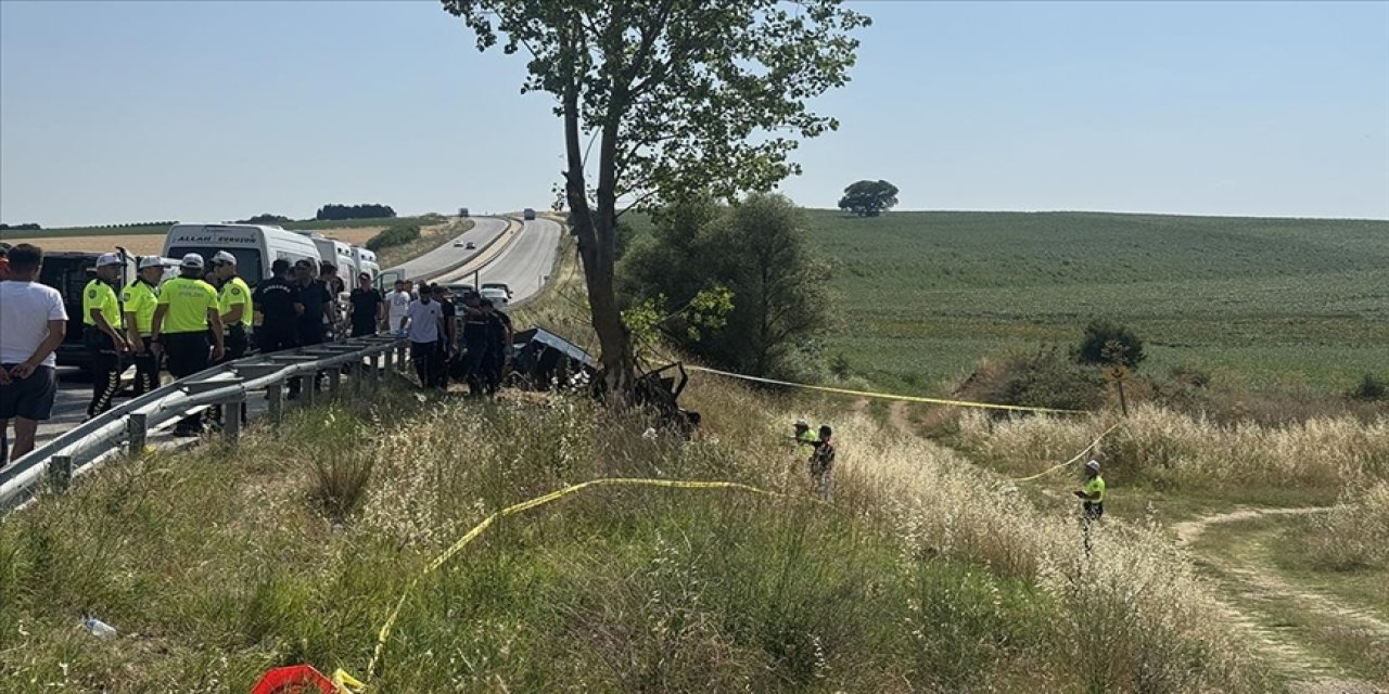 Ağaca çarpan otomobildeki 5 kişi hayatını kaybetti, 1 kişi yaralandı
