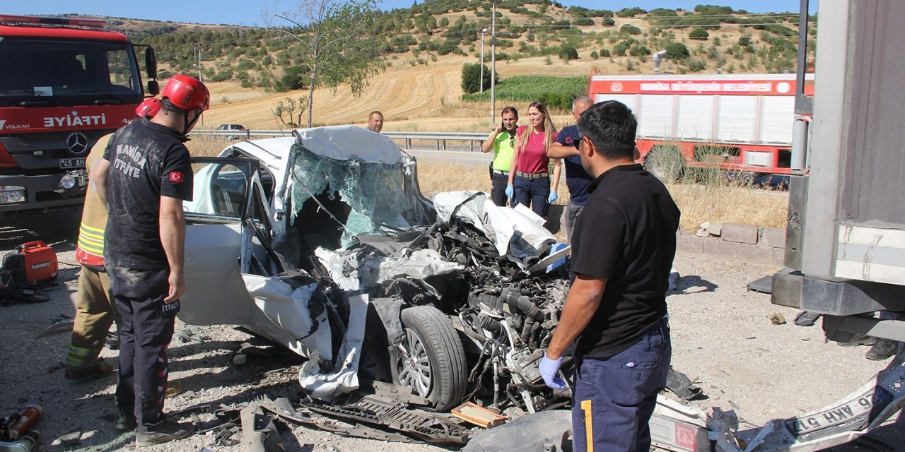 Otomobil tıra arkadan çarptı: Baba ve 3 çocuğu öldü