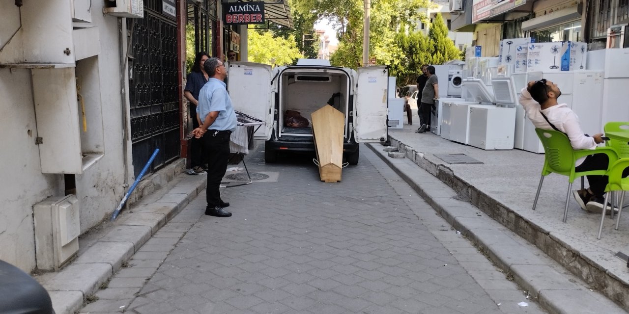 Yaşlı adam demirlere asılı halde ölü bulundu