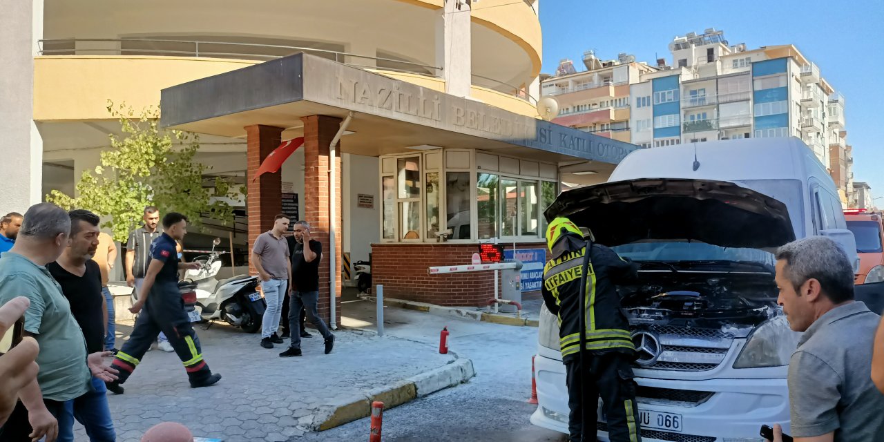 Nazilli’de seyir halindeki ticari araç alev aldı