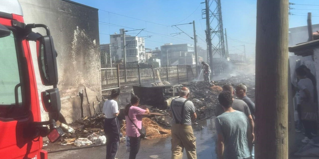 Korkulan oldu, toplanmayan çöpler alev alev yandı