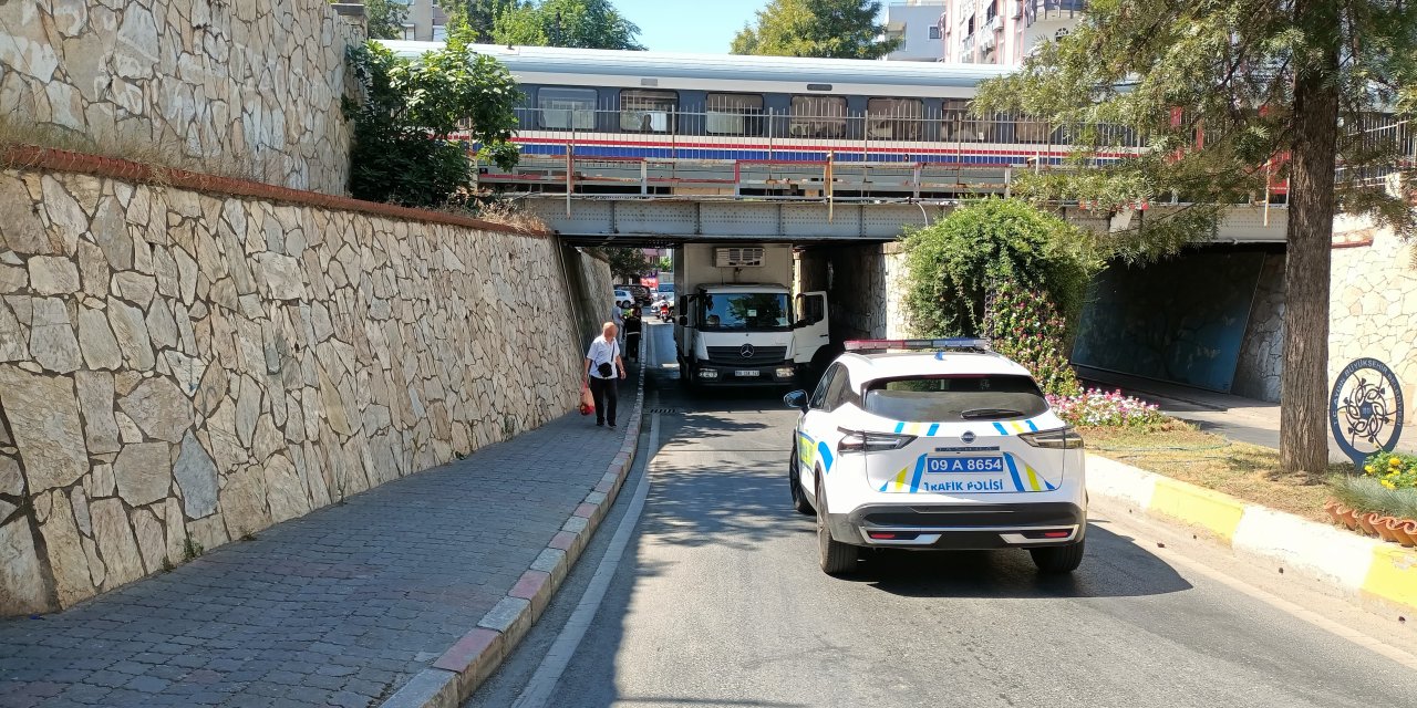 Nazilli’de alt geçitte bir kamyon daha sıkıştı