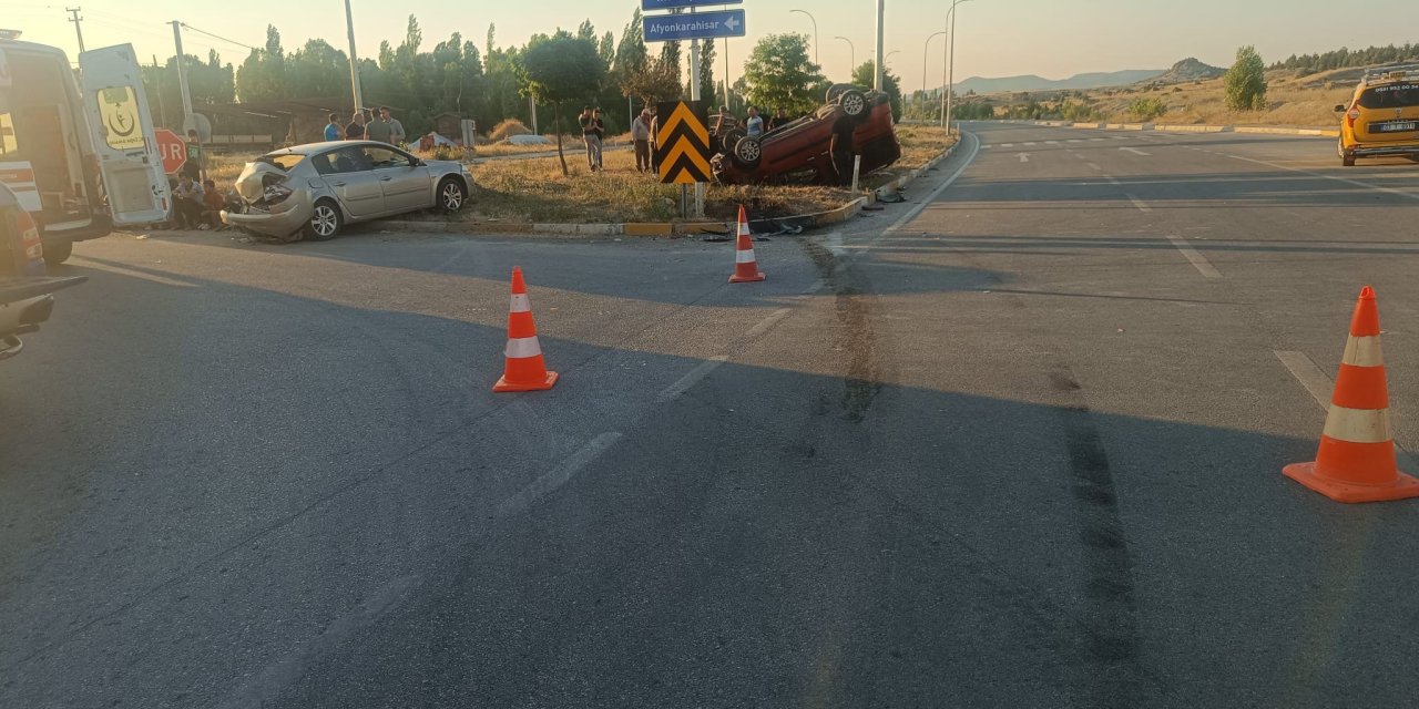 Hafif ticari araçla otomobil çarpıştı: 9 yaralı