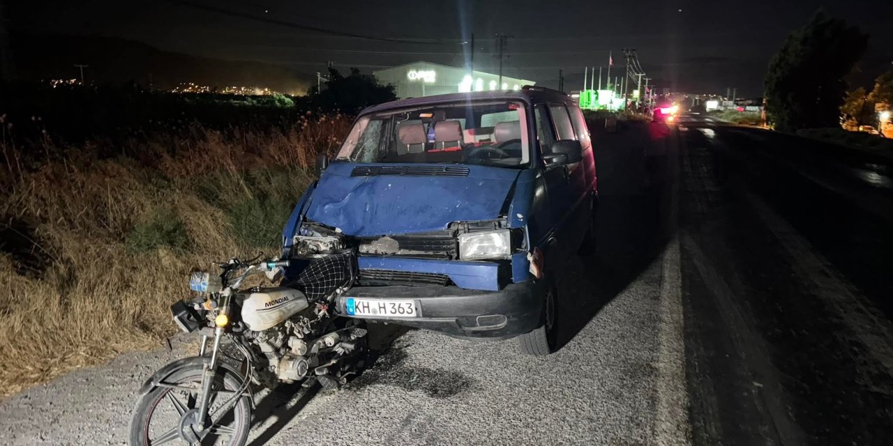 Minibüs motosiklete çarptı: 3 yaralı