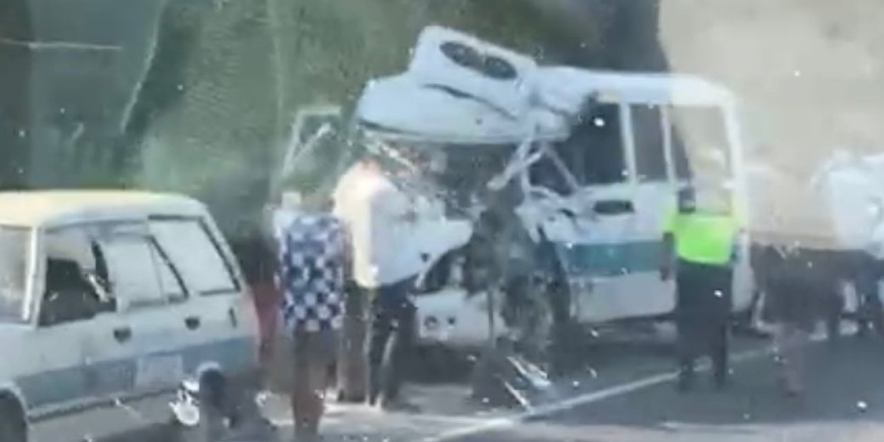 Aydın’da yolcu minibüsü ile kamyon çarpıştı: 2’si ağır 4 yaralı