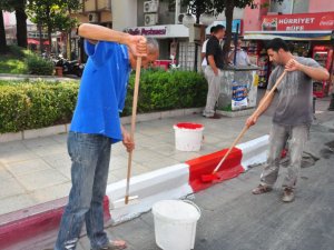 Nazilli'de kaldırım taşlarının boyaları yenileniyor
