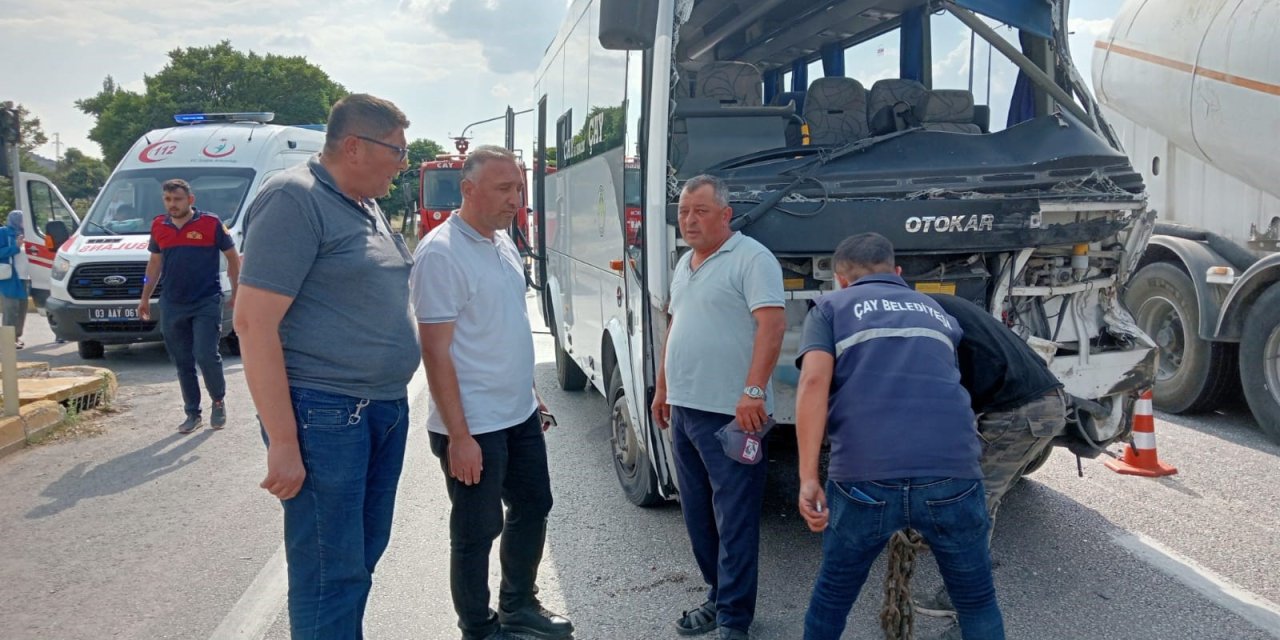 Midibüs kamyonla çarpıştı: 7 yaralı