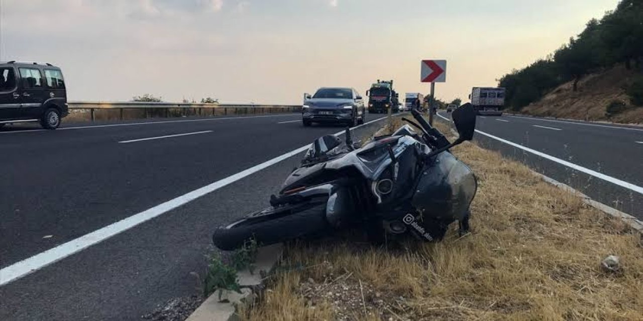 Motosiklet refüje çarptı: 1 ölü 1 yaralı