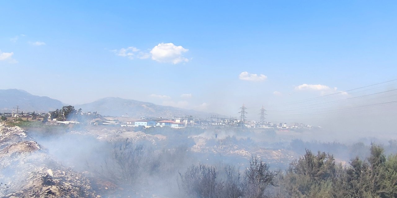 Kanal kenarında çıkan yangın rüzgarla geniş alana yayıldı