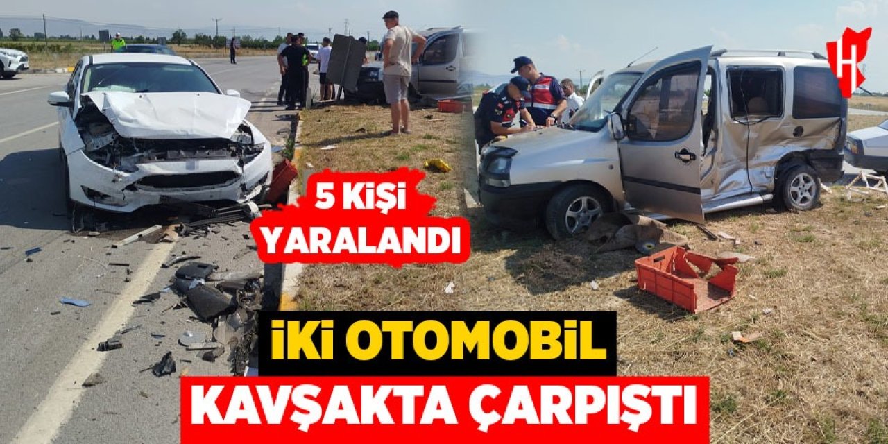 İki otomobil kavşakta çarpıştı: 5 yaralı