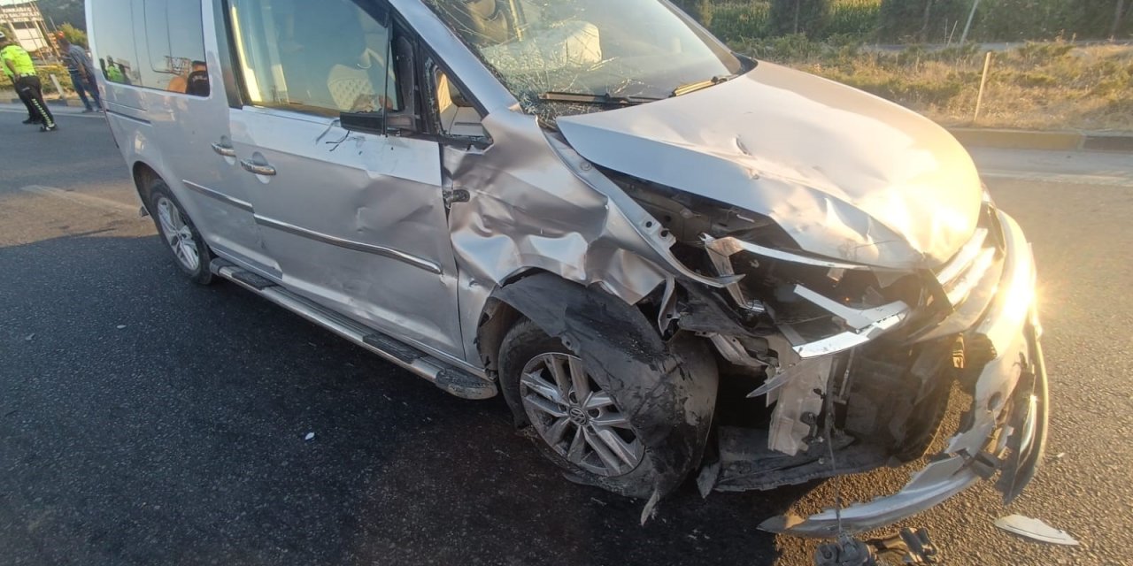 Hafif ticari araçla motosiklet çarpıştı: 1 ölü, 1 yaralı