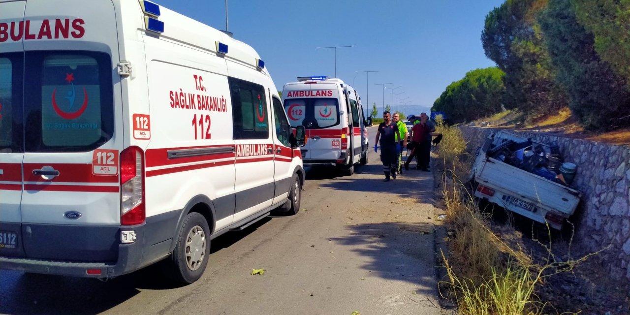 Yoldan çıkan kamyonetteki baba ve oğul yaralandı