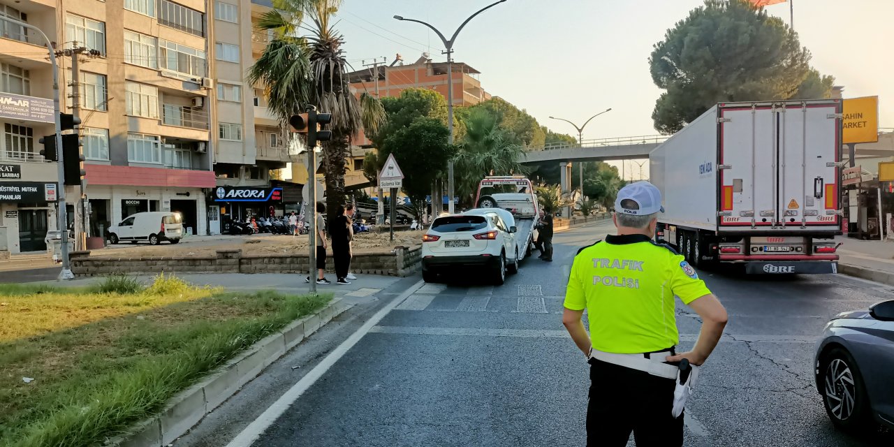 Dörtyol kavşağında kaza: Otomobil çiçekliğe çarptı, 1 yaralı