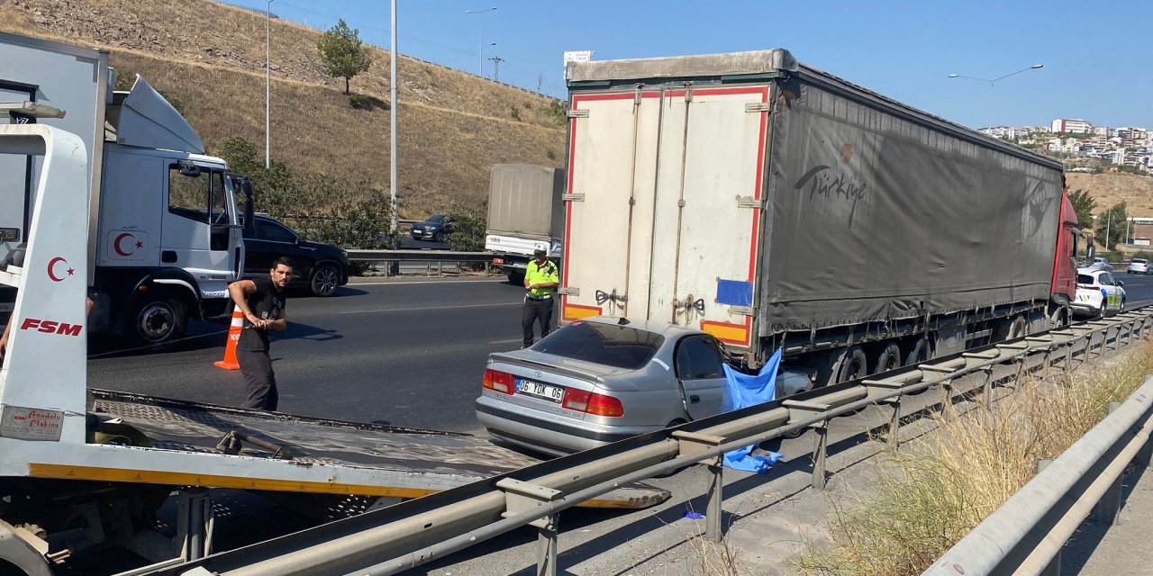 Otomobil tıra çarptı: 1 ölü, 1 ağır yaralı