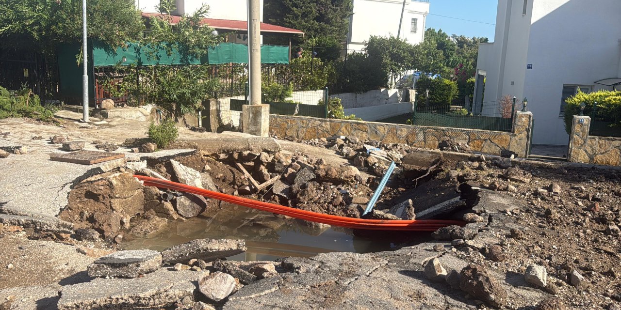 Ana su isale hattı patladı, yol çöktü
