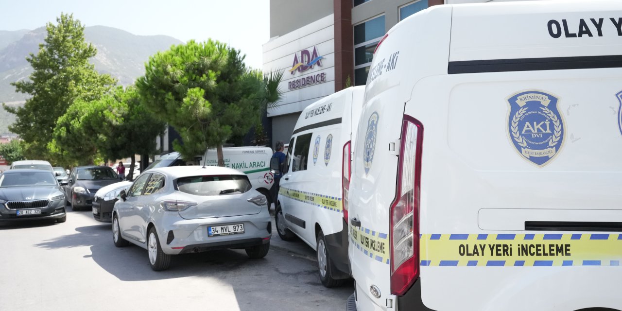 Polis memuru kaldığı apartta ölü bulundu