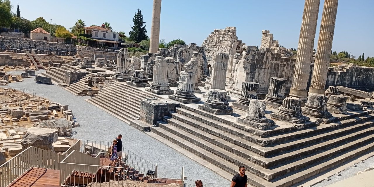 Dünyanın ilk kehanet merkezi: Apollon Tapınağı