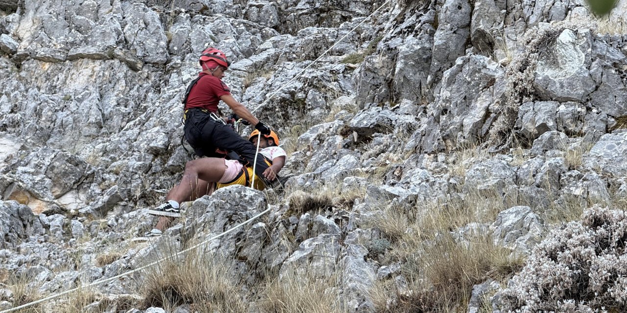 Yamaç paraşütü can alıyordu! Kayalık alandan 3 saatte kurtarıldılar