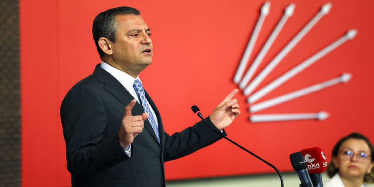 CHP lideri Özgür Özel Nazillili siyasetçiye rozet taktı