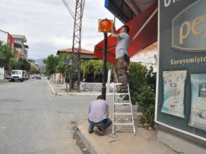 85 SOKAĞA TRAFİK IŞIKLARI KONULDU