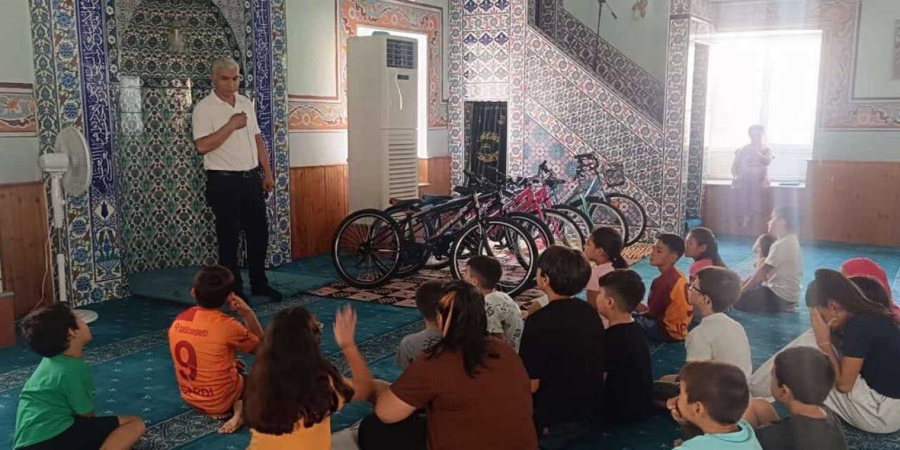 Kur’an-ı Kerim okumayı öğrenen öğrencilere bisiklet hediye edildi