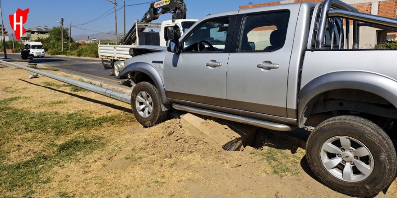 Nazilli’de önüne aniden at çıkan alkollü sürücü elektrik direğine çarptı!