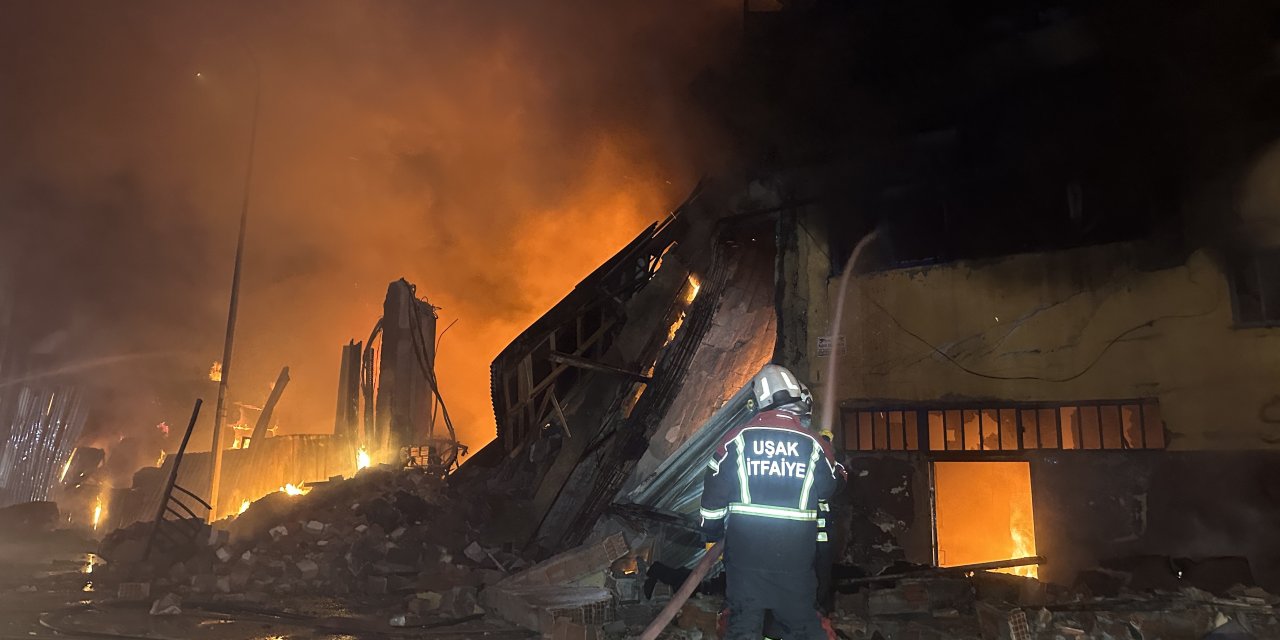 Tekstil deposu ve fabrikadaki yangın kontrol altına alındı: 1’i itfaiye eri 2 yaralı