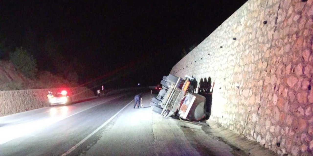 Asit yüklü tanker devrildi: Sürücü ağır yaralı