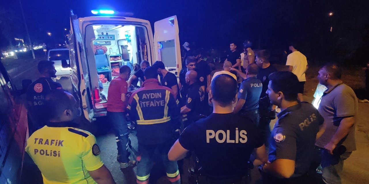 Kuşadası’nda otomobil kamyonetlere çarptı: 3 yaralı