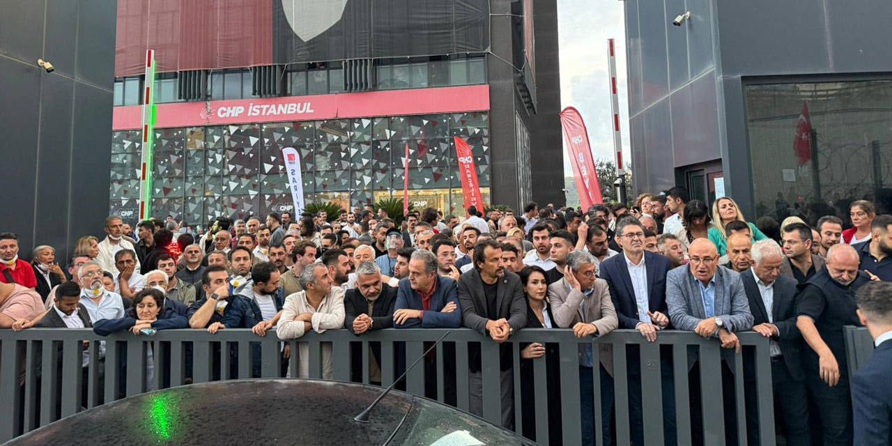 Gürsel Tekin CHP İl Başkanlığı önünde