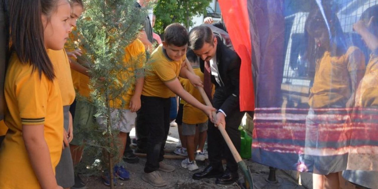 Öğrenciler Yeni Eğitim Öğretim Yılına Fidan Dikerek "Merhaba" Dedi
