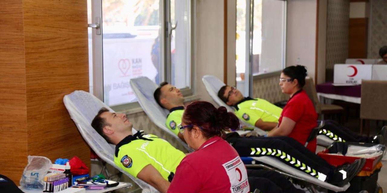 Polislerden anlamlı kan bağışı farkındalığı