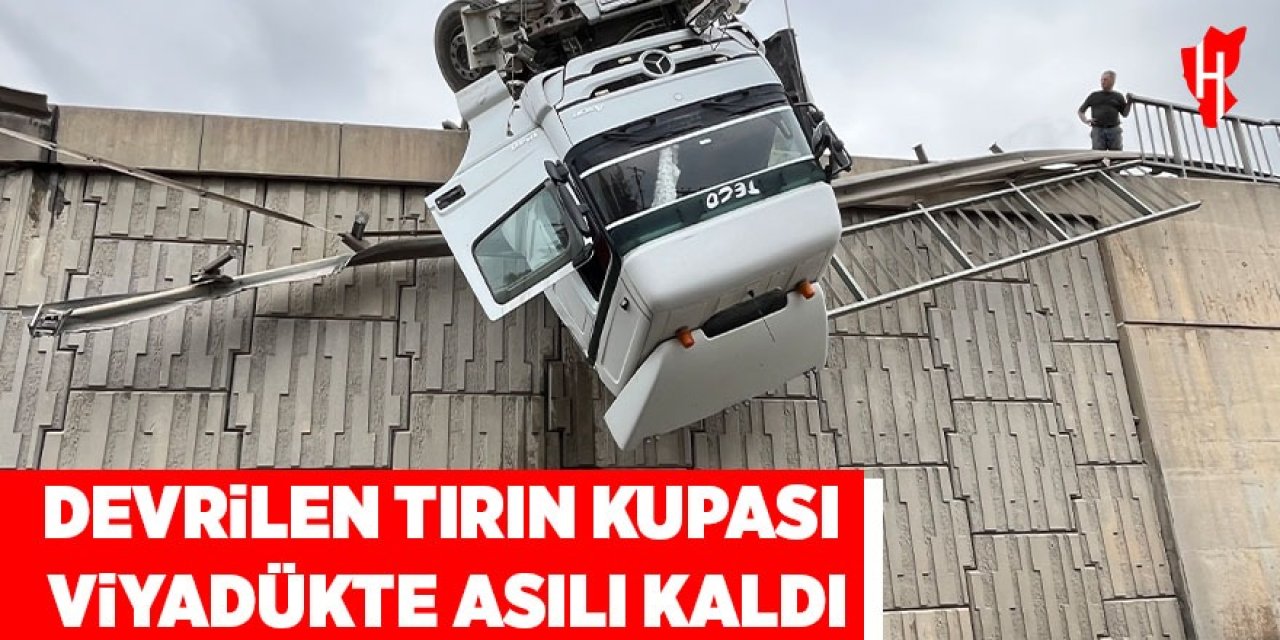 Devrilen tırın kupası viyadükte asılı kaldı