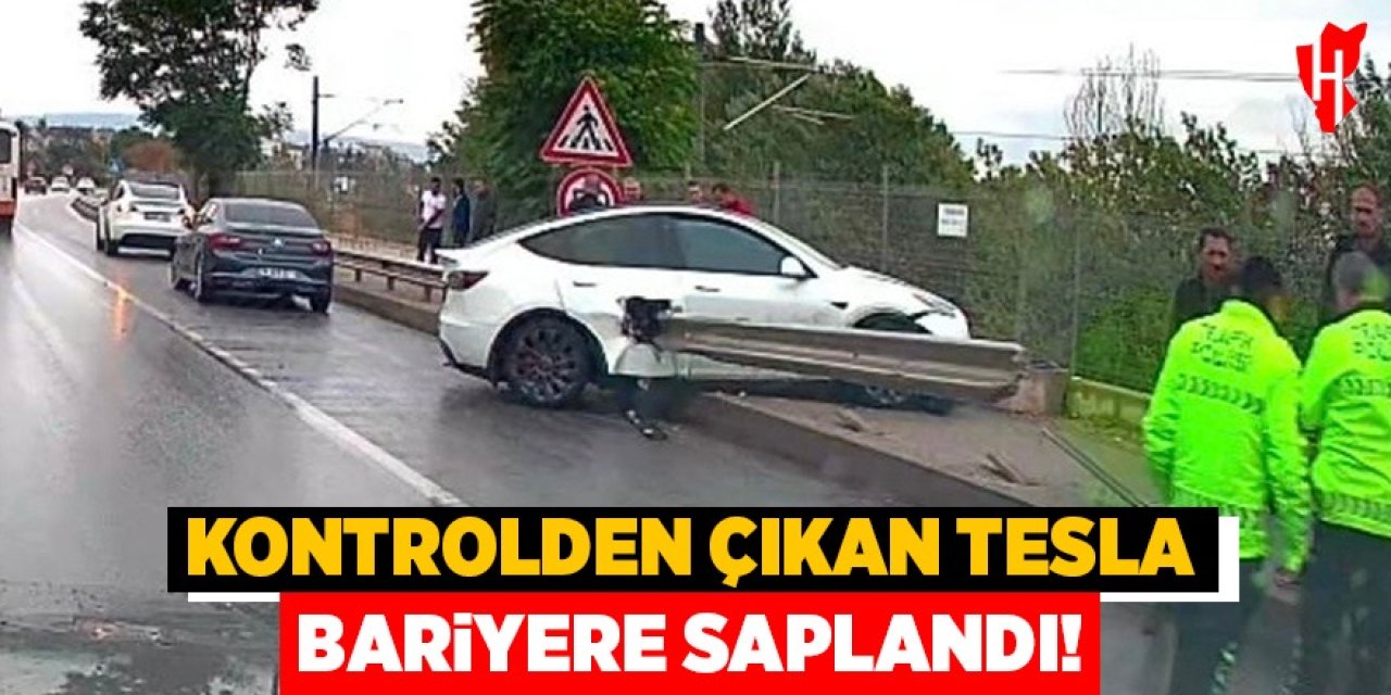 Kontrolden çıkan Tesla bariyere saplandı