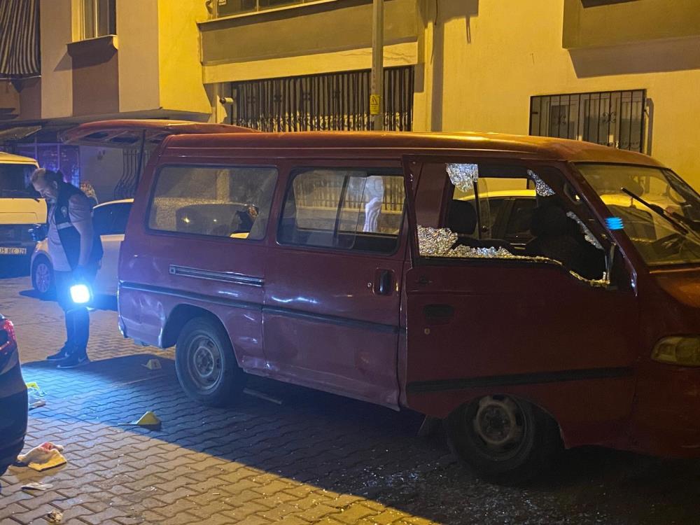 Seyir halindeki araca silahlı saldırı: 3 kişi yaralandı