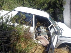 Uçuruma Yuvarlanan Araçtan Sağ Çıktılar